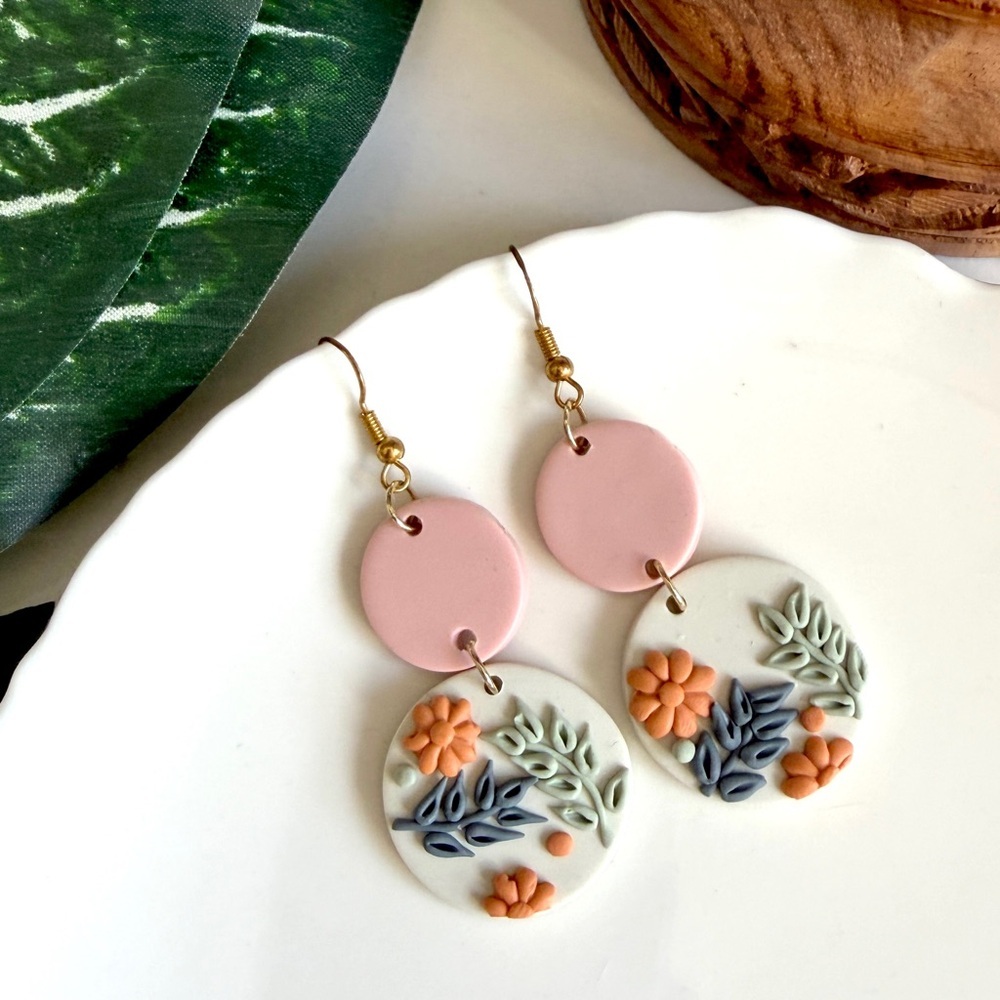 3/$22🩶 Flower Polymer Clay Circle Disc Hanging Earrings PREOWNED Boho Jewelry